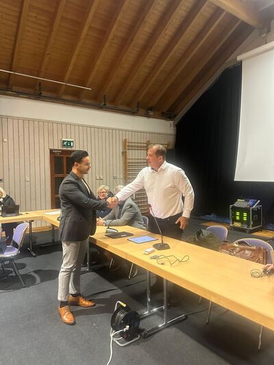 Marlon Suárez und VG-Bürgermeister Martin Groth bei der Vereidigung